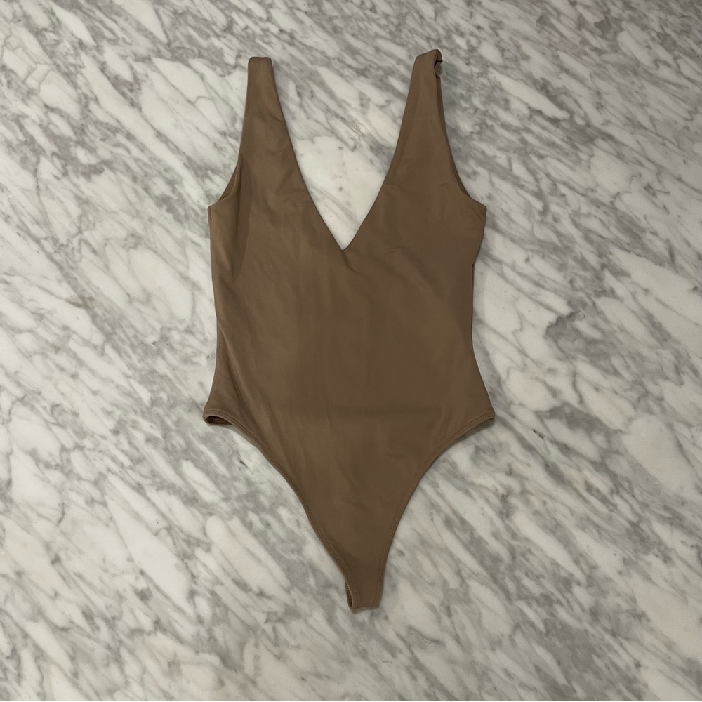 NWOT Babaton Contour V-Neck Bodysuit